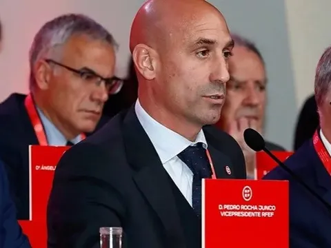 Chủ tịch RFEF không chịu từ chức sau bê bối hôn môi nữ cầu thủ
