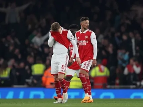 Chuẩn bị gặp Man City, Neville đặt dấu hỏi cho Arsenal