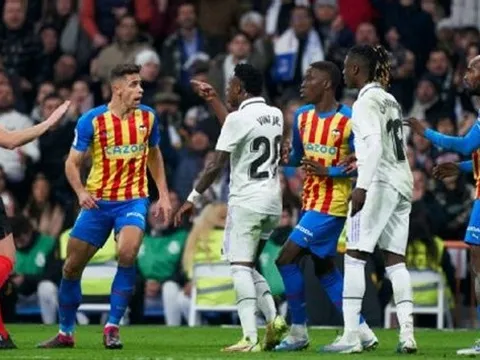 Chứng kiến khoảnh khắc đá người, Courtois hành động thay Vinicius