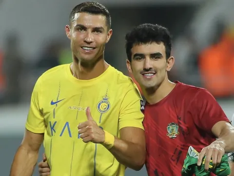 Chụp ảnh với Ronaldo, sao Ả Rập gây sốc với màn "khen đểu" CR7