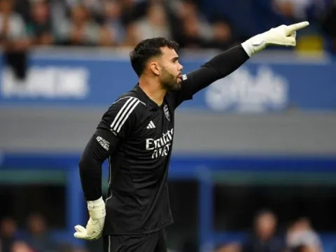 Chuyên gia chỉ ra điểm mạnh tuyệt đối của Raya trước Ramsdale