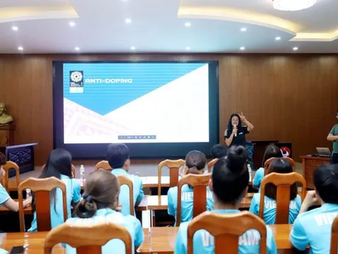 Chuyên gia FIFA phổ biến luật World Cup cho tuyển nữ Việt Nam