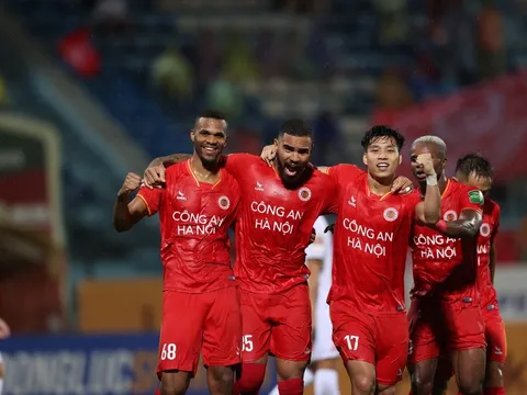 CLB CAHN chiếm ngôi đầu V-League trong ngày Quang Hải ra mắt