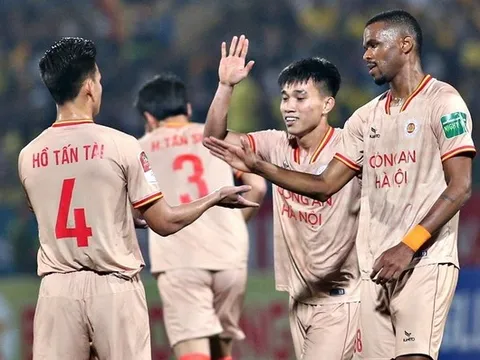 CLB CAHN đè bẹp Nam Định