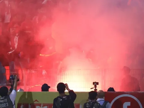 CLB Hà Nội bị phạt vì để CĐV đốt pháo sáng