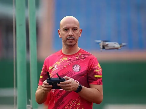 Chuyên nghiệp trong buổi tập, BHL CLB TP.HCM sử dụng flycam