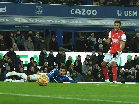 Có 1 ngôi sao trên sân, Arsenal như chơi với 10 người?