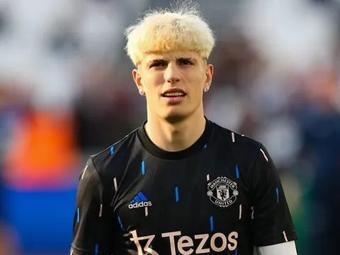 Cờ đến tay Garnacho