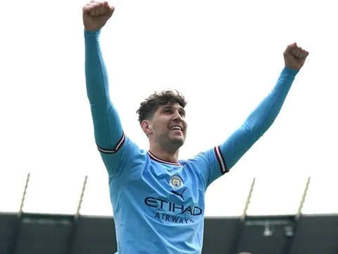 Cờ đến tay John Stones