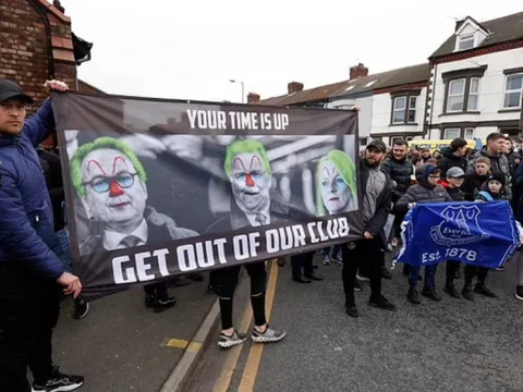 Cổ động viên Everton làm loạn trước trận Arsenal