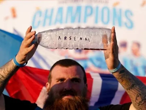 Cổ động viên Man City chế nhạo Arsenal