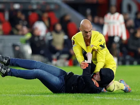 Cổ động viên PSV lao xuống sân, đấm thủ môn Sevilla