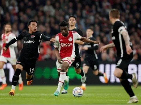 Cỗ máy rê bóng khiến M.U, Arsenal mê mẩn