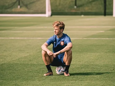 Có một Frenkie de Jong khổ sở trên tuyển Hà Lan