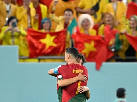 Cờ Việt Nam xuất hiện ở trận thắng của Bồ Đào Nha