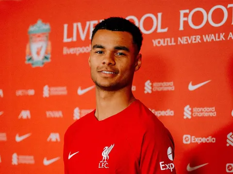 "Cảm giác như đây là bản hợp đồng 'Hãy ngăn Manchester United lại'"