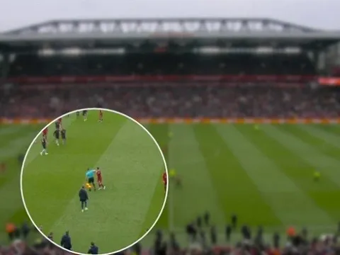 Roy Keane chỉ trích 'đứa trẻ to xác' của Livepool