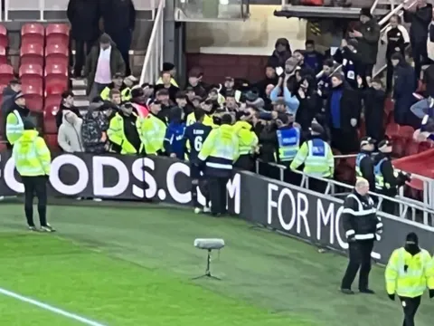 Chelsea bại trận, Thiago Silva tranh cãi với CĐV nhà