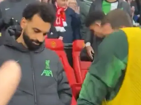 Liverpool bại trận, CĐV M.U cười vào mặt Salah