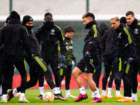Martial trở lại, sân tập Man Utd yên ắng kỳ lạ