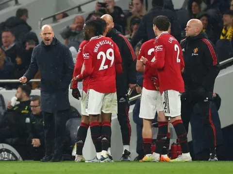 "Cơn bão đen" đang dồn Man Utd vào chân tường