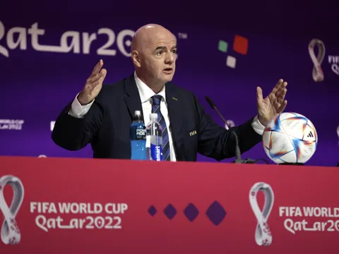 Cơn giận bất ngờ của Chủ tịch FIFA trước giờ bóng lăn