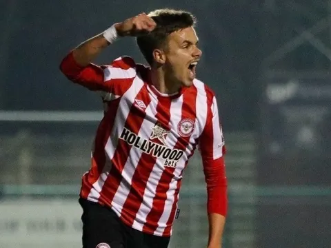 Con trai Beckham được công nhận tài năng