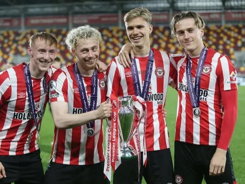 Con trai Beckham giành danh hiệu đầu tiên