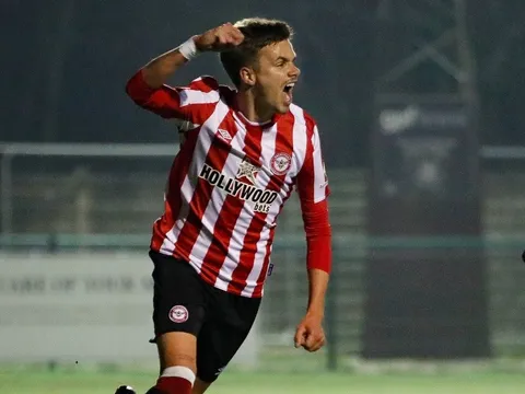 Con trai Beckham tỏa sáng đưa đội nhà vào bán kết