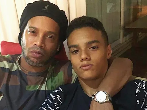 Con trai Ronaldinho ký hợp đồng với Barca