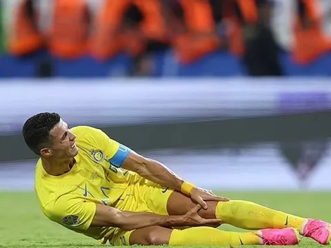 Còng lưng 'gánh team', Ronaldo rời sân bằng cáng gây xót xa