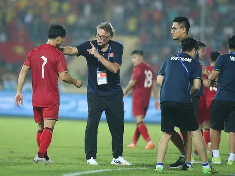 HLV Troussier cảnh báo, Công Phượng và Văn Toàn tìm lối thoát