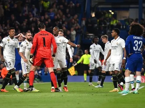 Courtois khiến Stamford Bridge sửng sốt, Cucurella thất thần