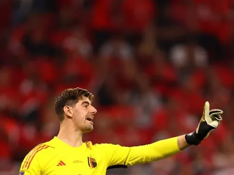 Courtois "quay xe" với Real Madrid