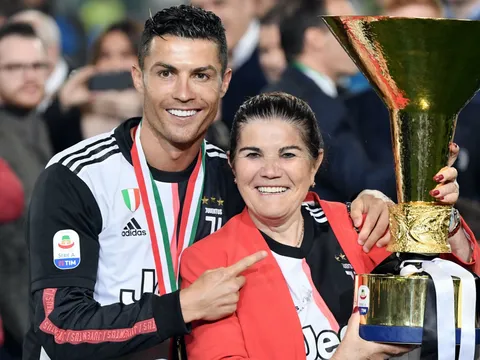 Mẹ Ronaldo muốn Ten Hag cút khỏi Old Trafford