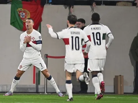 Cristiano Ronaldo trình làng kiểu ăn mừng mới