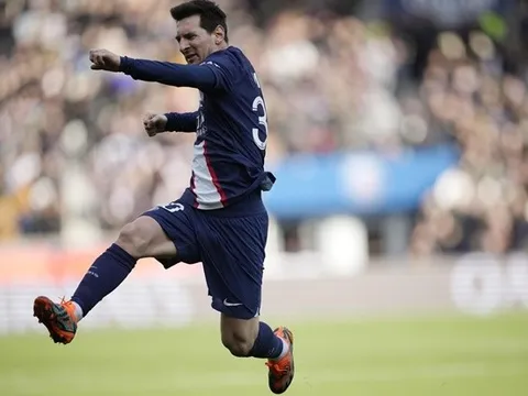 Cú đá phạt làm bùng nổ cầu trường của Lionel Messi