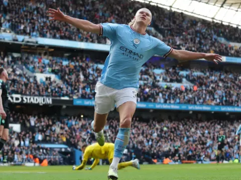 Cú đúp của Haaland đưa Man City áp sát Arsenal