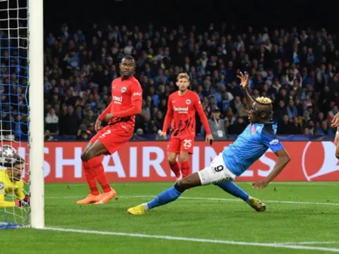 Cú đúp của Osimhen đưa Napoli vào tứ kết Champions League