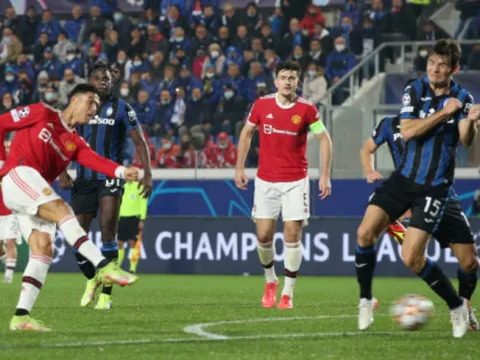 Cú đúp siêu phàm, Ronaldo đưa Man Utd thoát hiểm thần kỳ