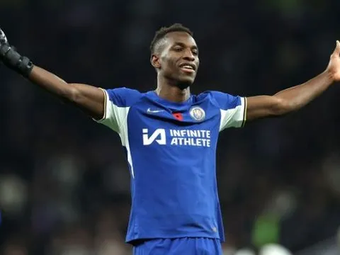 Cú hat-trick 'cắt đôi nỗi sầu' của Nicolas Jackson