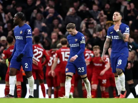 Cú hat-trick đánh sập Stamford Bridge, Chelsea kém Man Utd 7 điểm