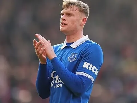 Cú hét giá khiến Premier League sục sôi