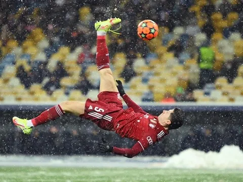 Cú ngả bàn đèn khẳng định Lewandowski là số một