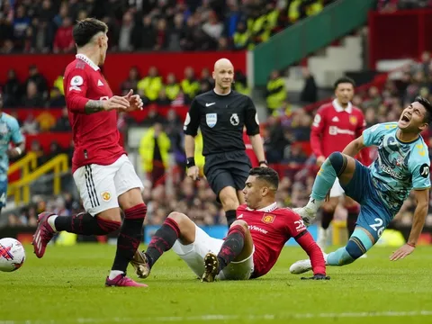 Cú sốc cho M.U! Casemiro bị phạt cực nặng vì tấm thẻ đỏ