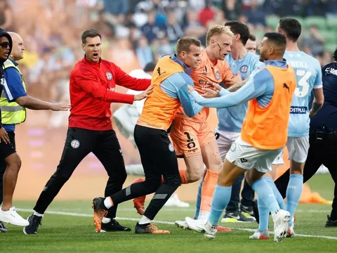 Cú sốc sau 'ngày đen tối nhất của nền bóng đá Australia'