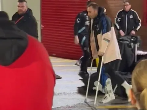 Cú vào bóng khiến Eriksen phải chống nạng