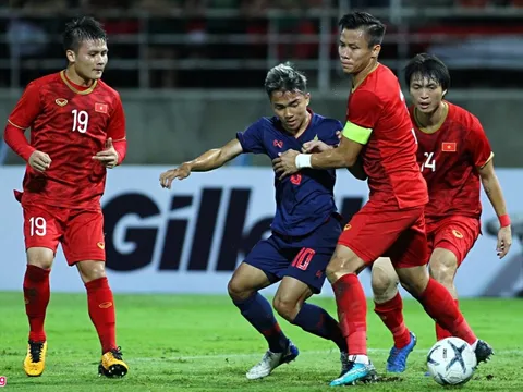 Cuộc đấu giữa ông Park và HLV Polking