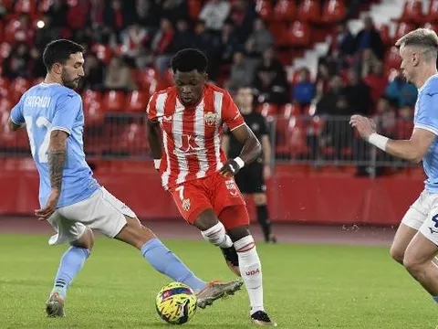 Cựu cầu thủ M.U lập hat-trick kiến tạo trong 5 phút cho Almeria