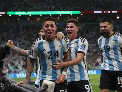 Cựu sao Arsenal hóa người hùng của Argentina